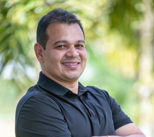 Instrutor em apresentação