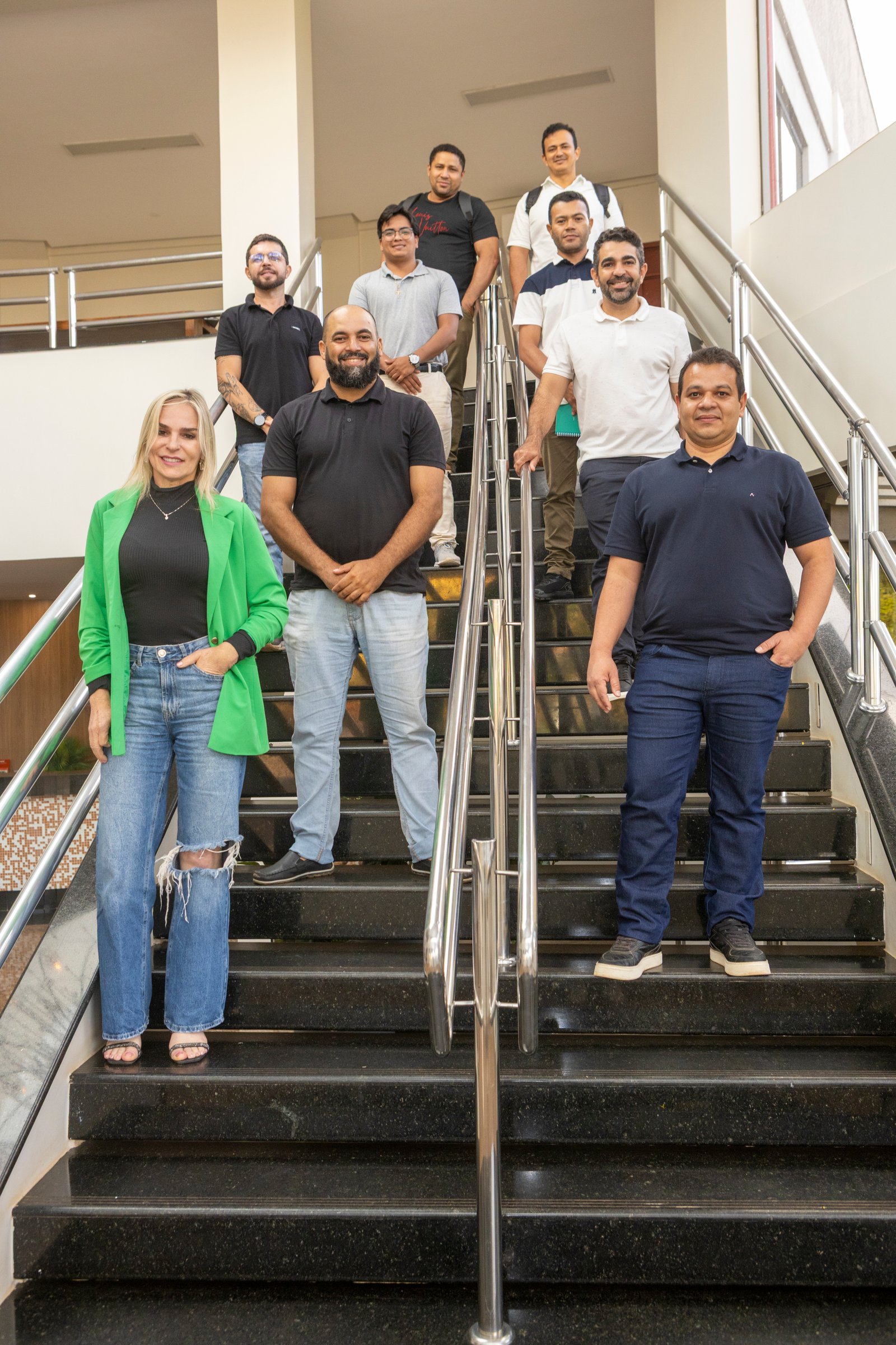 Turma Rhomma – foto na escada